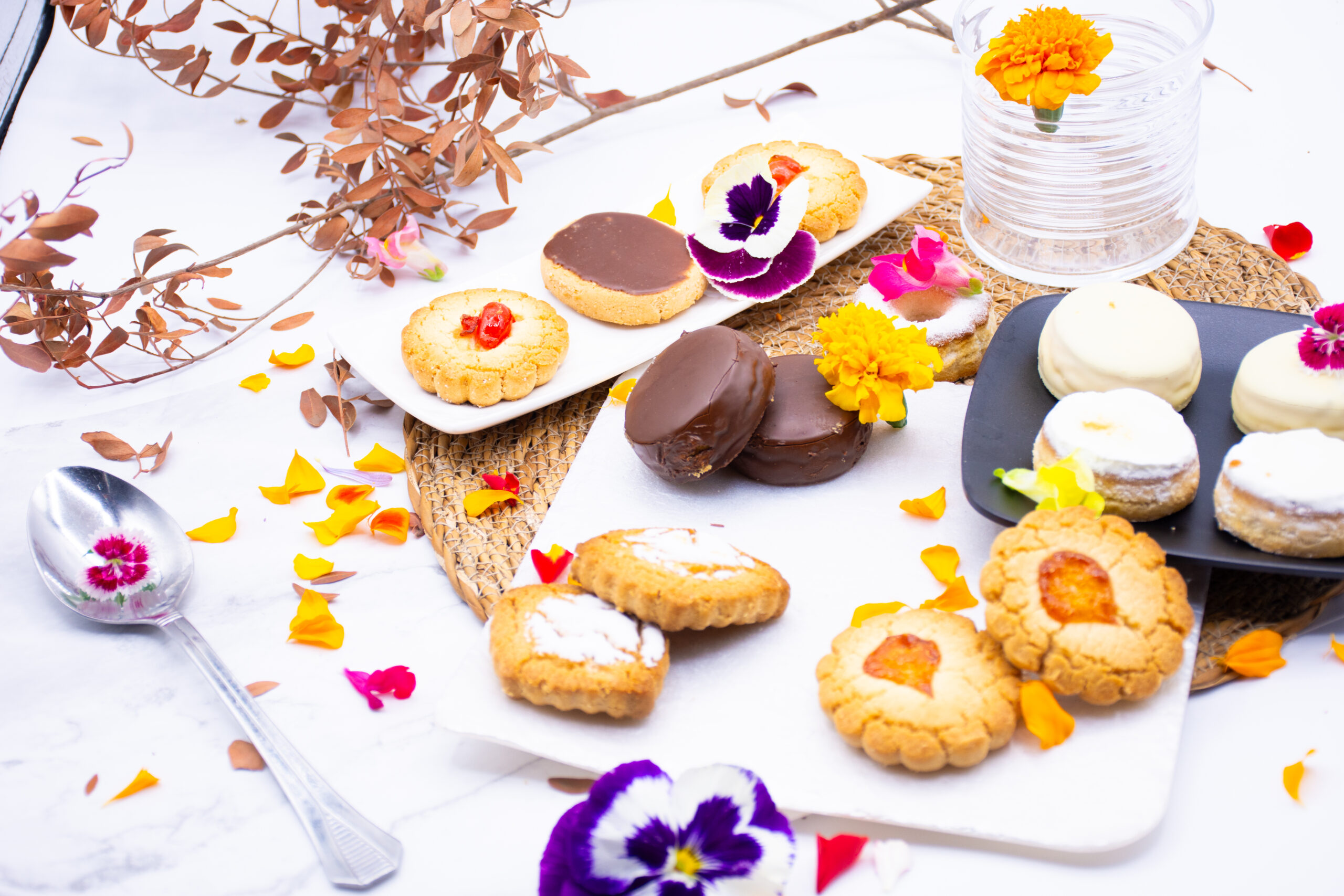 Postres y galletas decoradas con flores para cocina profesional